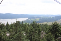 Lipno chystá obří parkovací dům. Konec stání na rozbahněné louce u svahu